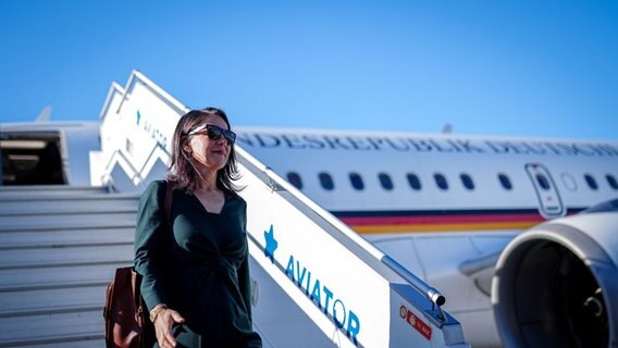 Annalena Baerbock (Bündnis 90/Die Grünen), Außenministerin, kommt auf dem Flughafen von Helsinki für das Treffen der Außenministerinnen und Außenminister des Ostseerats an. © Kay Nietfeld/dpa 