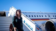 Annalena Baerbock (Bündnis 90/Die Grünen), Außenministerin, kommt auf dem Flughafen von Helsinki für das Treffen der Außenministerinnen und Außenminister des Ostseerats an. © Kay Nietfeld/dpa 