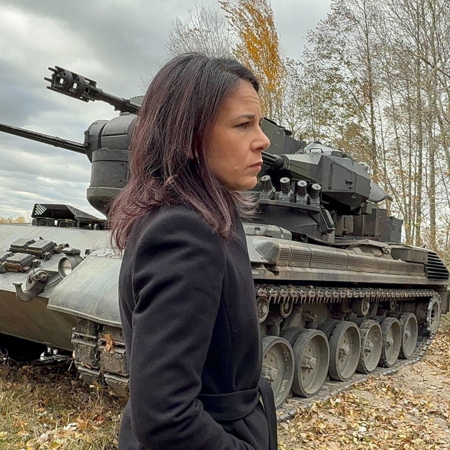 Bundesaußenministerin Annalena Baerbock (Bündnis 90/Die Grünen) lässt sich im Großraum Kiew von der Besatzung eines Gepard-Panzers deren Einsätze erklären. © picture alliance/dpa | Jörg Blank Foto: Jörg Blank