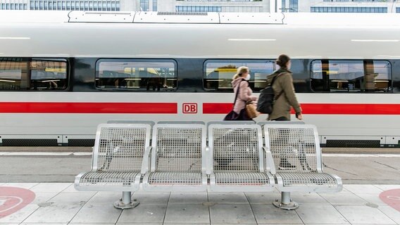 Zwei Frauen laufen am Bahnsteig an einem ICE vorbei. © dpa-Bildfunk Foto: Tom Weller