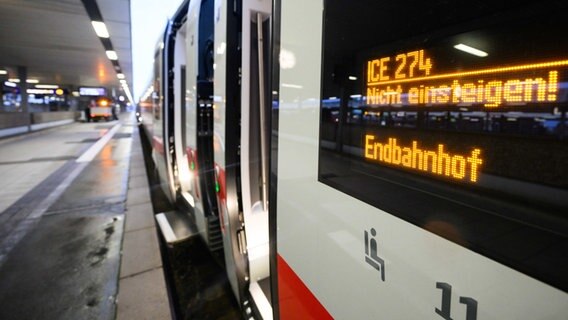 Ein ICE mit dem Hinweis "Nicht einsteigen! Endbahnhof" steht im Hauptbahnhof Hannover. © dpa Foto: Julian Stratenschulte