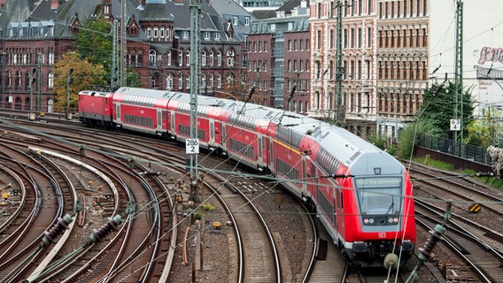 Eine Regionalbahn der Deutschen Bahn fährt aus dem Hamburger Hauptbahnhof aus. © Daniel Bockwoldt/dpa 