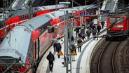 Fahrgäste steigen aus einer Regionalbahn am Hamburger Hauptbahnhof. © Christian Charisius/dpa 