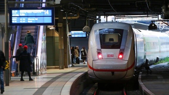 Ein ICE verlässt den Hamburger Hauptbahnhof. © picture alliance/dpa Foto: Bodo Marks