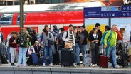 Bahnreisende, nah am Gleis, am vollen Bahnsteig am Hamburger Hauptbahnhof. © picture alliance Foto: Micha Korb
