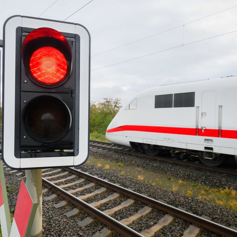 Eine rote Ampel leuchtet an einem Bahnübergang auf der Strecke Hildesheim-Berlin. © dpa-Bildfunk Foto: Julian Stratenschulte/dpa