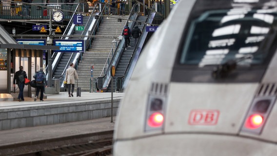 Ein ICE steht während des bundesweiten Warnstreiks bei der Deutschen Bahn im November 2023 am Hamburger Hauptbahnhof. © dpa-Bildfunk Foto: Bodo Marks