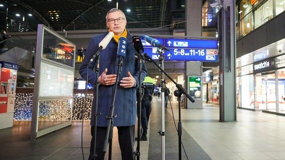 Achim Stauß, Konzernsprecher der Deutschen Bahn, gibt ein Statement zum GDL-Warnstreik ab. © Annette Riedl/dpa Foto: Annette Riedl/dpa