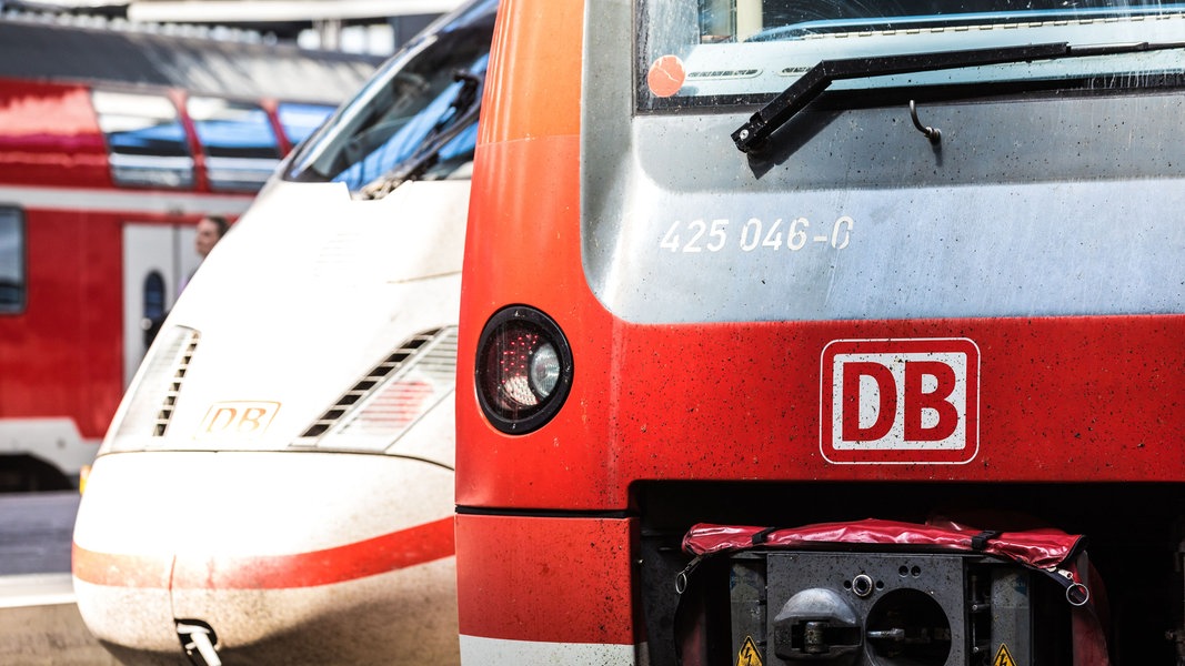 Zwei Loks der Deutschen Bahn in Nahaufnahme.
