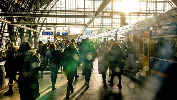 Reisende stehen auf einem Bahnsteig des Bremer Hauptbahnhofs. © dpa bildfunk Foto: Sina Schuldt