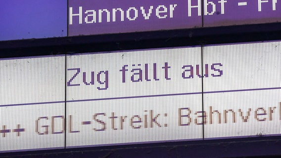 Ein Zugausfall und die Streikankündigung der GDL wird auf einer Anzeigentafel im Hamburger Hauptbahnhof angezeigt. © dpa Foto: Bodo Marks