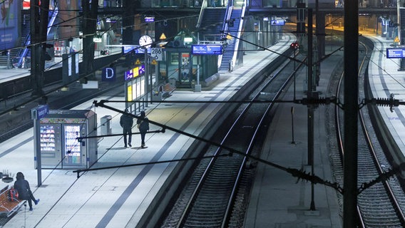 Wenige Reisende sind nach Streikbeginn im Hamburger Hauptbahnhof unterwegs. Die Gewerkschaft Deutscher Lokomotivführer (GDL) hat am Abend einen 24-stündigen Warnstreik begonnen. © Bodo Marks/dpa 
