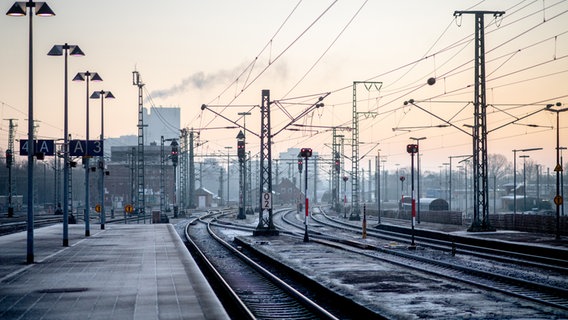 Pusty peron na głównym dworcu w Oldenburgu.  © Image Alliance Zdjęcie: Hauke-Christian Dittrich