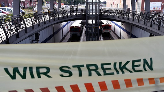 Ein Transparent am Bahnhof von Kaltenkirchen weist auf den Lokführerstreik hin. © dpa-Bildfunk Foto: Carsten Rehder