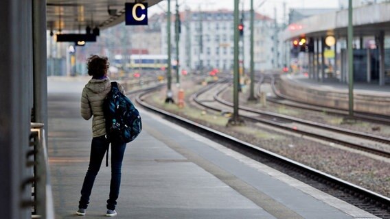 Eine Reisende wartet auf einem Bahnsteig in Hamburg. © dpa-Bildfunk 