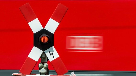 Ein Regionalexpress der Deutschen Bahn fährt hinter einem Andreaskreuz in den Bahnhof von Blankenberg (Mecklenburg-Vorpommern). © dpa Foto: Jens Büttner