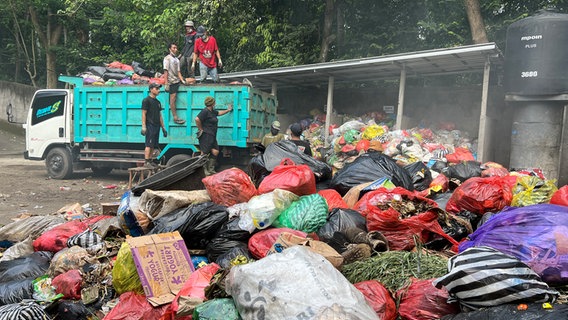 Ein selbst organisierter Recyclinghof auf Bali. © NDR Foto: Jennifer Johnston