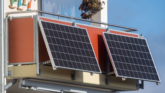 Solarmodule hängen an einem Balkon. © dpa Foto: Stefan Sauer