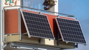 Solarmodule hängen an einem Balkon. © dpa Foto: Stefan Sauer