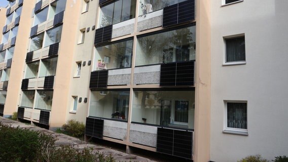 Photovoltaik Anlagen sind an den Balkonen eines Wohnblocks montiert. © picture alliance/dpa | Bodo Schackow 