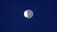 Ein Höhenballon schwebt in der Luft © dpa bildfunk/The Billings Gazette/AP Foto: Larry Mayer