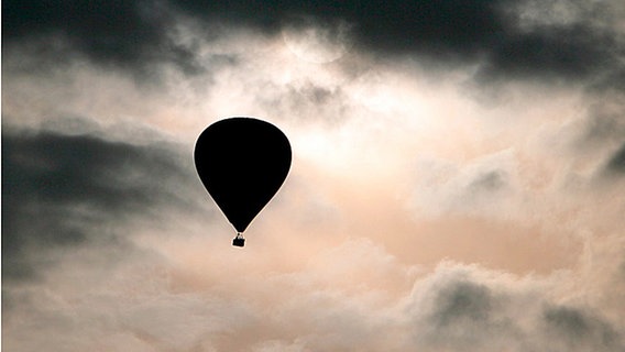 Ein Heißluftballon schwebt am abendlichen Himmel © dpa Foto: Patrick Pleul