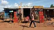 Eine Hütte steht an einer sandigen Straße in Bamako, Mali, Afrika. © dpa picture alliance Foto: Olivier Corsan