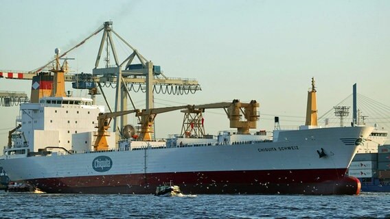 Der Bananenfrachter "Chiquita Schweiz" im Hamburger Hafen © imago/Hoch Zwei Stock/Angerer 