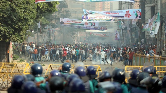Unterstützer der Bangladesh Nationalist Party (BNP) stehen Polizeikräften gegenüber. © dpa Bildfunk Foto: Habibur Rahman/ZUMA Press Wire/dpa