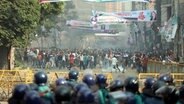 Unterstützer der Bangladesh Nationalist Party (BNP) stehen Polizeikräften gegenüber. © dpa Bildfunk Foto: Habibur Rahman/ZUMA Press Wire/dpa