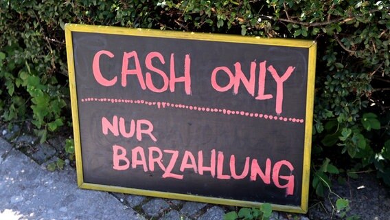 Blick auf ein Hinweisschild: "Cash only, Nur Barzahlung" © picture alliance Foto: Ulrich Wagner