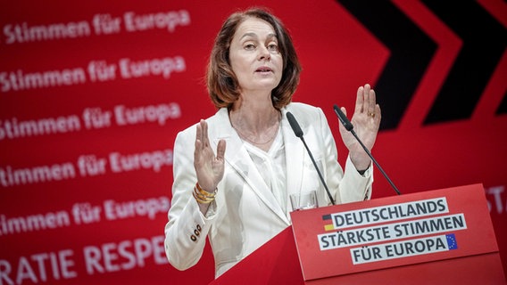 Katarina Barley, Spitzenkandidatin der SPD für die Europawahl, spricht bei der Europadelegiertenkonferenz ihrer Partei in Berlin. © Kay Nietfeld/dpa 