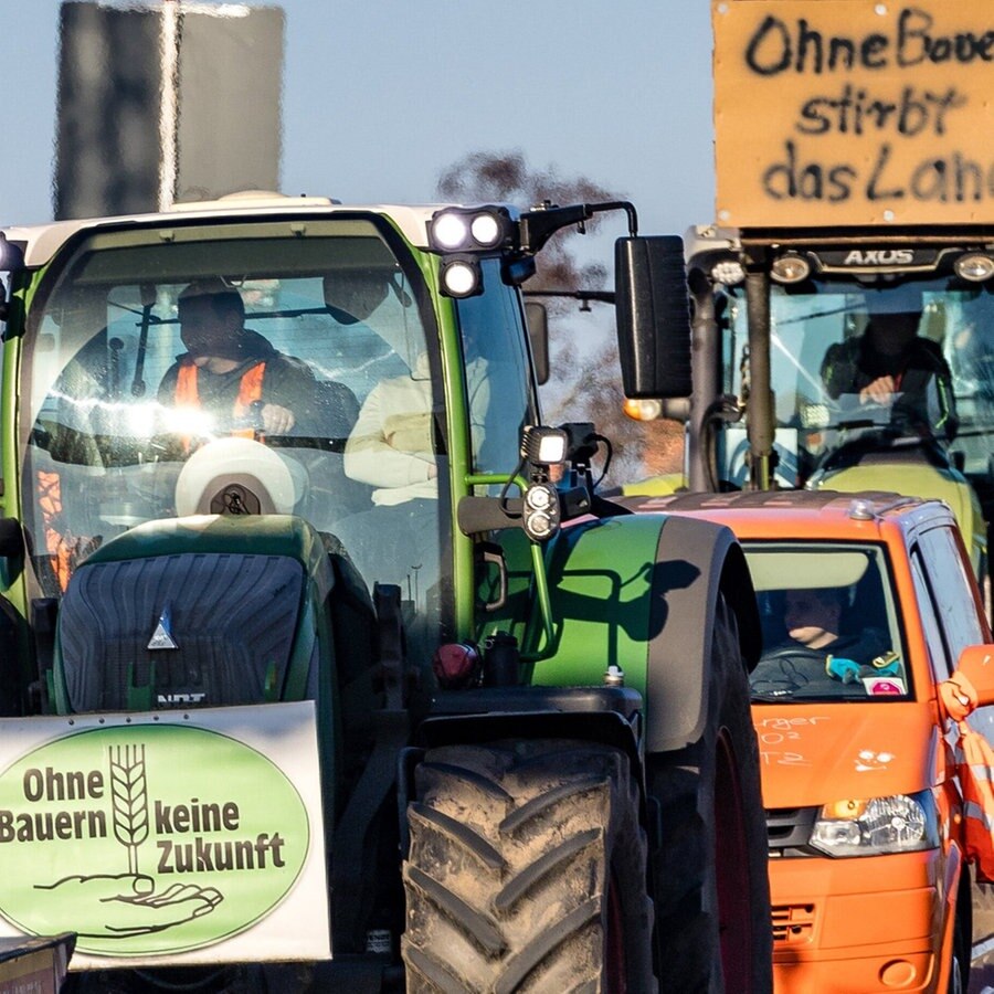 Zahlreiche Bauern protestieren mit ihren Traktoren gegen die Sparpolitik der Bundesregierung © dpa-Bildfunk Foto: Frank Hammerschmidt
