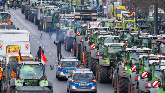 In Berlin stehen bei einer Großkundgebung von Landwirten zahlreiche Traktoren, Lastwagen und Autos auf der Straße des 17. Juni. © dpa Foto: Monika Skolimowska