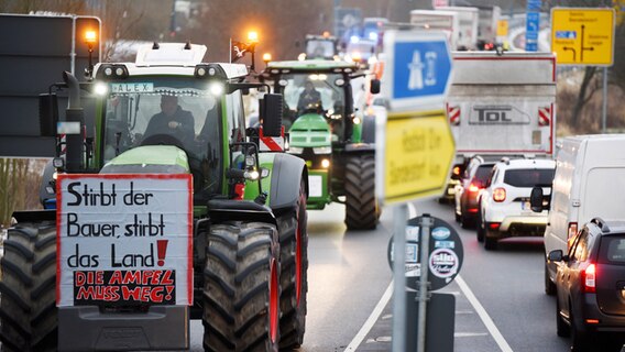 Ein Traktor-Konvoi kommt zu einer Protestkundgebung vor das Norma Großlager in Dummerstorf. © dpa Bildfunk Foto: Frank Hormann