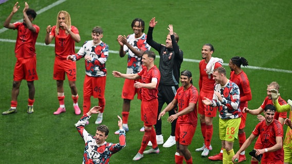 Mehrere Spieler des FC Bayern München feiern einen Sieg in einem Bundesligaspiel © dpa bildfunk Foto: Hendrik Schmidt