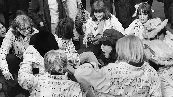 Beatles-Fans sitzen am 26.10.1965 vor dem Buckingham Palast in London. © dpa/picture alliance 