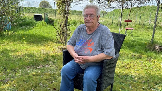 Die ehemalige Schlaganfall-Patientin Sonja Beecken in ihrem Garten in Tangendorf (Niedersachsen). Die ehemalige Schlaganfall-Patientin Sonja Beecken in ihrem Garten in Tangendorf (Niedersachsen). © NDR Foto: Ines Bellinger