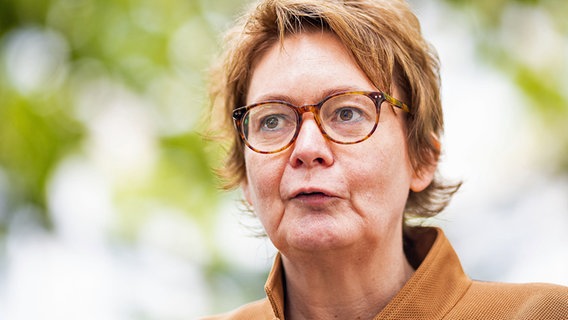 Daniela Behrens (SPD), Ministerin für Soziales, Gesundheit und Gleichstellung in Niedersachsen, trägt eine Mund-Nasen-Maske. © Moritz Frankenberg/dpa Foto: Moritz Frankenberg