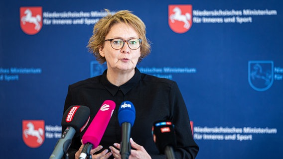Niedersachsens Innenministerin Daniela Behrens spricht auf einer Pressekonferenz. © picture alliance/dpa | Moritz Frankenberg 