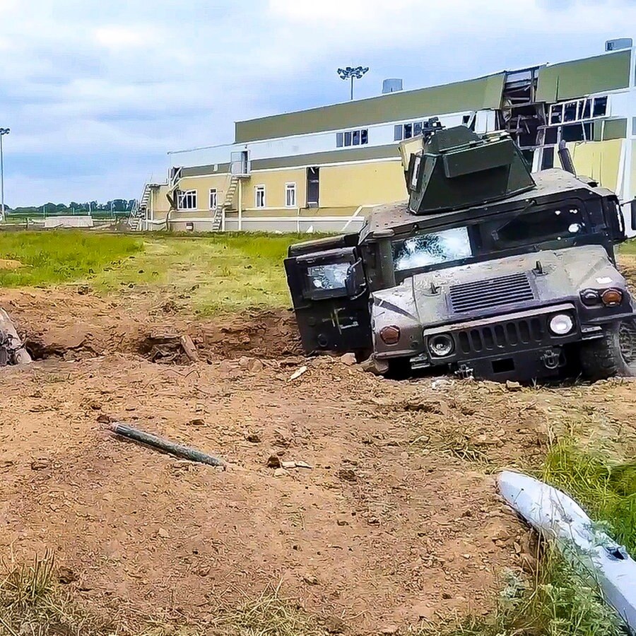 Russland, Belgorod: Auf diesem vom Pressedienst des russischen Verteidigungsministeriums veröffentlichten Bild sind beschädigte gepanzerte Militärfahrzeuge nach Kämpfen zu sehen. ©  ---/Russian Defense Ministry Press Service/AP/dpa 