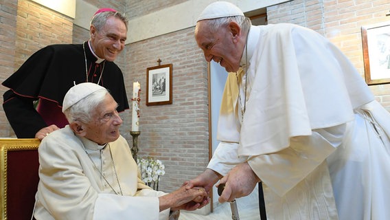 Papst Franziskus (re.) besucht den emeritierten Papst Benedikt XVI. (vorne links) am Ende des Konsistoriums im Vatikan, nach der Ernennung der neuen Kardinäle. © dpa bildfunk Foto: Vatican Media