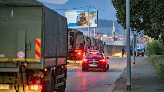 Armeelastwagen mit den Särgen Corona-Toter an Bord verlassen die italienische Stadt Bergamo. (Foto vom 18. März 2020) © picture alliance / FOTOGRAMMA 