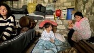 Kinder befinden sich in einem Schutzraum während des Beschusses in Stepanakert. © Siranush Sargsyan/AP 