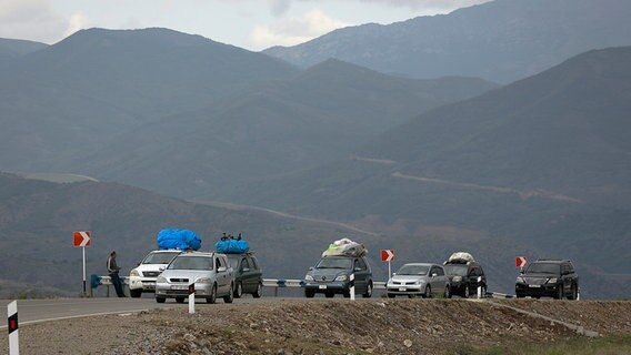 Ein Autokonvoi ethnischer Armenier aus Berg-Karabach bewegt sich nach Kornidzor . © picture alliance/dpa/AP | Vasily Krestyaninov 