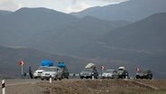 Ein Autokonvoi ethnischer Armenier aus Berg-Karabach bewegt sich nach Kornidzor . © picture alliance/dpa/AP | Vasily Krestyaninov 