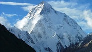 Der schroff aufragende schneebedeckte Berg K2 im Karakorum-Gebirge in Kaschmir/Pakistan. © dpa bildfunk/epa/SALTORO_SUMMIT_HANDOUT 