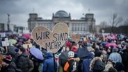 "Wir sind mehr" steht bei der Demonstration in Berlin eines Bündnisses "Wir sind die Brandmauer" für Demokratie und gegen Rechtsextremismus auf einem Schild in Herzform. © dpa Foto: Kay Nietfeld