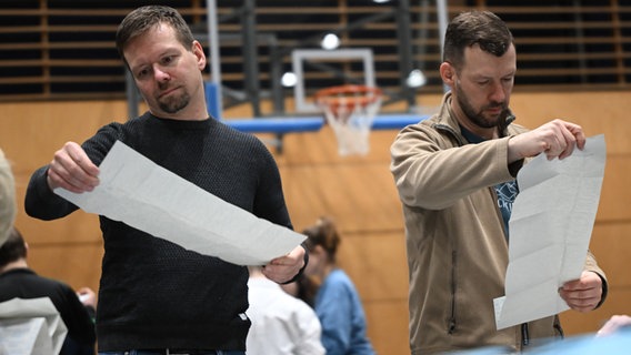 Wahlhelfer bei der Auszählung der Stimmzettel nach der Teilwiederholung der Bundestagswahl in Berlin © dpa Foto: Sebastian Christoph Gollnow