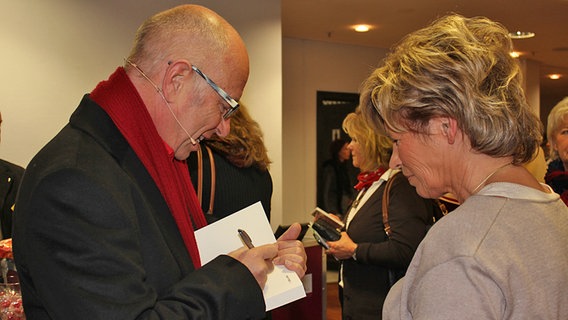 Robert Betz signiert ein Buch © NDR.de Foto: Kristina Festring-Hashem Zadeh